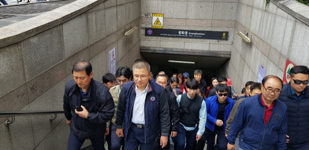 자유한국당 황교안 대표가 19일 서울지하철5호선 광화문역 8번출구에서 나오고 있다./ 황교안 대표 페이스북 계정