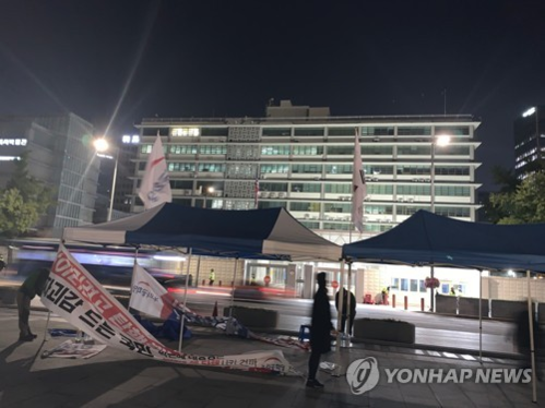 20일 오후 11시쯤 서울 종로구 광화문광장의 미국대사관 건너편에 우리공화당 천막 2동이 설치돼 있다. /연합뉴스