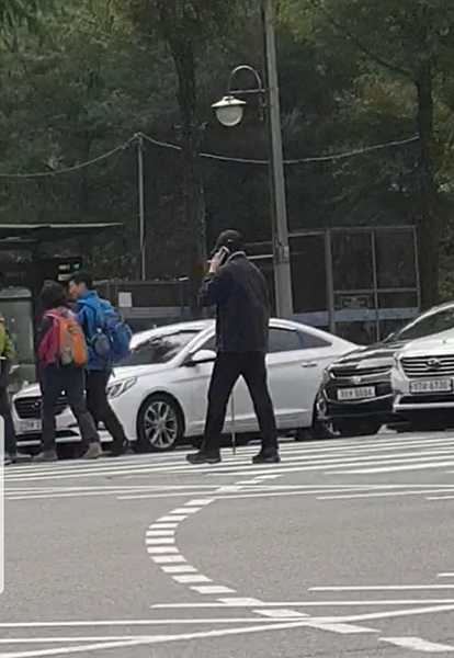 20일 오전 서울 서초구에서 조국 전 법무장관이 등산복 차림에 등산 스틱을 들고 자택 주변 우면산으로 향하고 있다. 임규민 기자