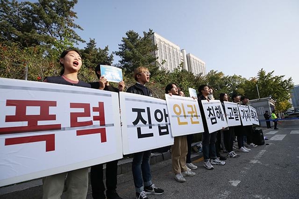 대진연 회원들이 21일 오전 서울 서초구 서울중앙지방법원 앞에서 주한미국대사관저 무단 침입 학생들의 석방을 촉구하며 기자회견을 하고 있다. /연합뉴스