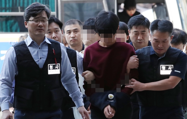 대진연 학생들이 21일 오후 서울 서초구 서울중앙지방법원에서 열린 구속 전 피의자 심문(영장실질심사)에 출석하고 있다. /연합뉴스