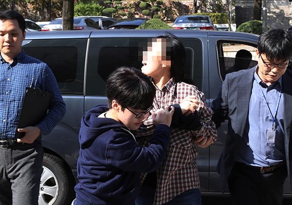 주한미국대사관저에 무단 침입한 혐의 등으로 체포돼 구속영장이 청구된 대진연 회원이 21일 오후 서울 서초구 서울중앙지방법원에서 열린 영장실질심사에 출석하고 있다. /연합뉴스