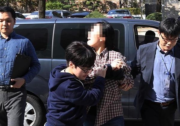 주한미국대사관저에 무단 침입한 혐의 등으로 체포돼 구속영장이 청구된 대진연 회원이 21일 오후 서울 서초구 서울중앙지방법원에서 열린 영장실질심사에 출석하고 있다. /연합뉴스
