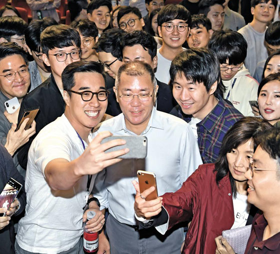 22일 정의선(가운데) 현대차그룹 수석부회장이 서울 서초구 현대차그룹 본사 대강당에서 열린 '타운홀 미팅(사내 자유 토론 행사)' 후 직원들의 사진 촬영 요청에 응하고 있다.