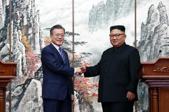 문재인 대통령과 김정은 북한 국무위원장이 2018년 9월 19일 9월 평양공동선언을 발표한 후 악수를 하고 있다,/평양공동취재단