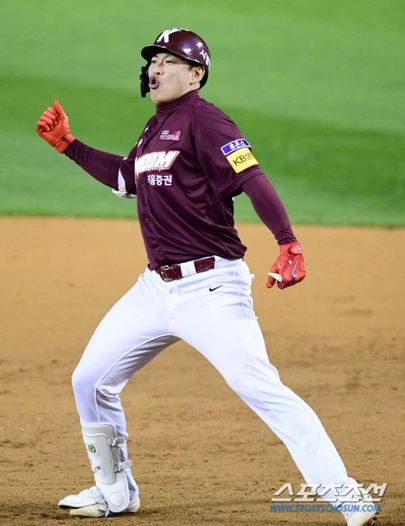 2019 KBO 한국시리즈 1차전 경기에서 키움 히어로즈 송성문이 7회초 2사 2루에서 1타점 동점 적시타를 치고 포효하고 있다. /스포츠조선