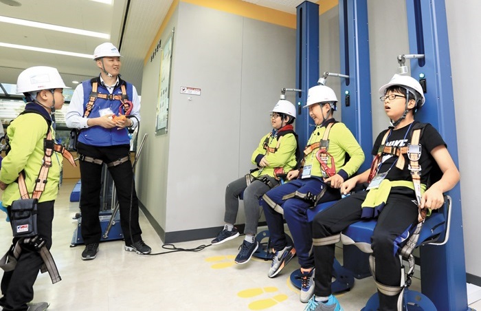 삼성물산 건설 부문 안전 체험 교육에 참여한 학생들이 안전모 실습을 하고 있다.