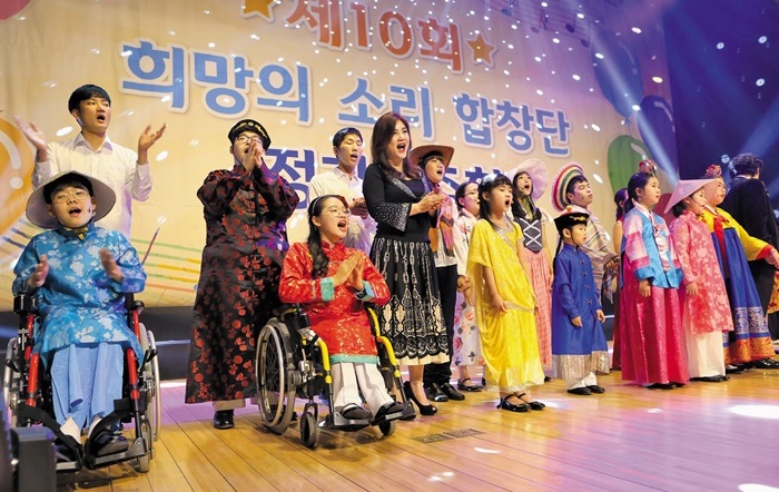 삼성물산 리조트부문에서 후원하는 ‘희망의 소리’ 합창단 아동들이 정기 공연을 하고 있다.