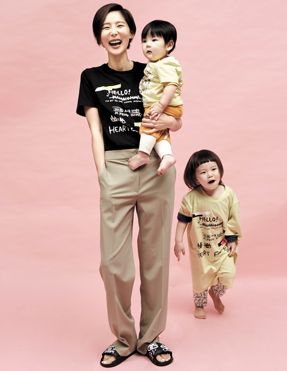 삼성물산 패션부문은 시각장애 아동들의 개안수술 및 치료를 위해 셀럽 및 아티스트들과 협업해 ‘하트포아이’ 캠페인을 진행한다. 방송인 김나영과 두 아들.