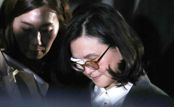 조국 전 법무장관의 부인 정경심씨가 23일 오후 영장실질심사를 마친 뒤 서울중앙지법을 빠져나가고 있다. /뉴시스
