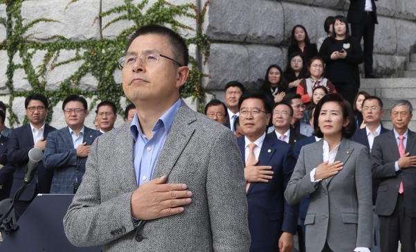 자유한국당 황교안 대표가 24일 서울 여의도 국회 본청 앞에서 열린 외교·안보 정책비전 발표 '자유와 평화의 G5를 향하여'에서 국기에 대한 경례를 하고있다./연합뉴스