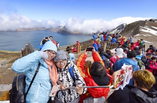 백두산 천지를 찾은 중국인 단체 관광객들이 셀카를 찍고 있다. /트위터 캡처