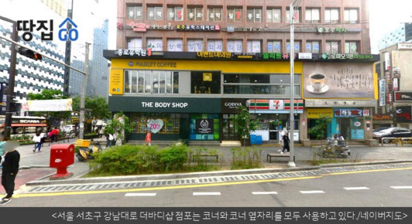 [땅집고=서울] 코너 자리와 코너 옆자리를 터서 사용하고 있는 점포. /네이버지도