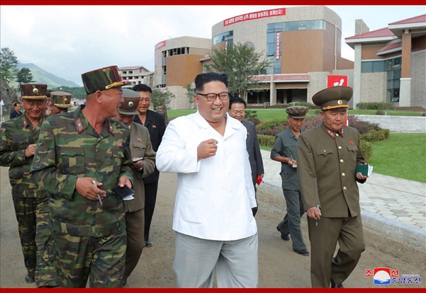 지난 8월 31일 양덕 온천지구 건설장을 돌아보며 담배피우는 김정은 북한 국무위원장. /중앙통신 홈페이지·연합뉴스