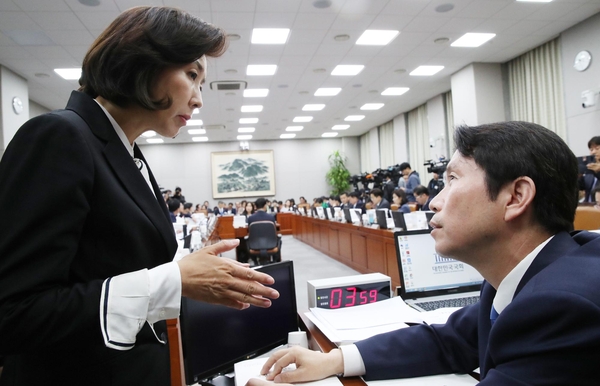 더불어민주당 이인영 원내대표(오른쪽)와 자유한국당 나경원 원내대표가 25일 국회에서 열린 운영위 국정감사에서 이야기하고 있다./연합뉴스