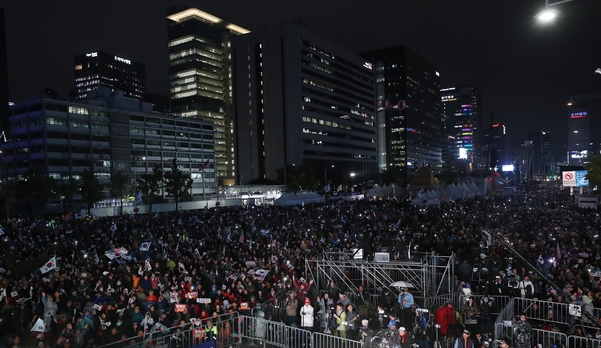 25일 오후 서울 광화문광장에서 문재인하야범국민투쟁본부 주최로 열린 제3차 범국민투쟁대회에서 참가자들이 구호를 외치고 있다. /연합뉴스