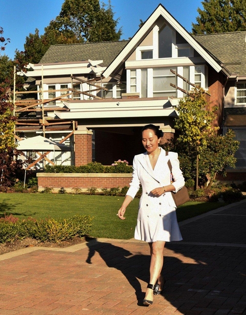 멍완저우 화웨이 부회장이 9월 30일 캐나다 브리티시컬럼비아주 대법원에 가기 위해 밴쿠버 자택을 나서고 있다. /AFP