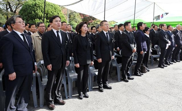 자유한국당 황교안 대표와 나경원 원내대표, 김진태 의원, 우리공화당 조원진·홍문종 공동대표 등이 26일 서울 동작구 국립서울현충원 박정희 전 대통령 내외 묘소에서 열린 ‘고(故) 박정희 전 대통령 서거 40주기 추도식'에서 애국가를 부르고 있다. /뉴시스