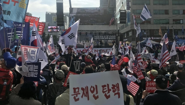 국가비상대책국민위원회와 태극기혁명국민운동본부(국본)는 26일 오후 1시부터 덕수궁 대한문 앞에서 집회를 열고 ‘문재인 대통령 탄핵’ 등을 주장했다. /이정민 기자