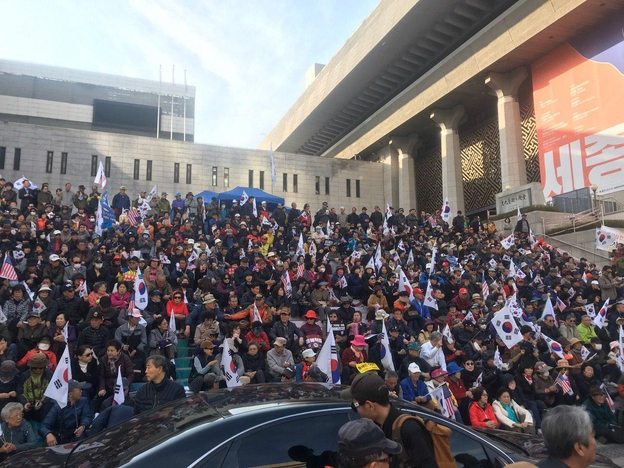26일 보수단체 회원들이 서울 광화문 세종문화회관 앞에서 태극기와 성조기를 들고 집회에 참석하고 있다. /이정민 기자