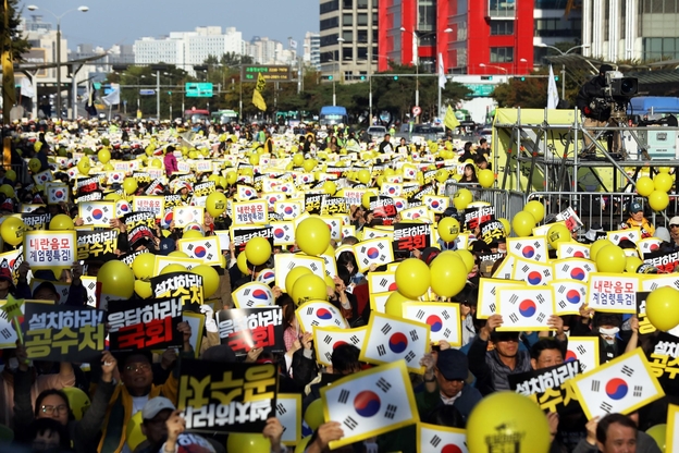 사법적폐청산 범국민시민연대(시민연대)와 참가자들이 26일 서울 여의도 여의도공원에서 제11차 검찰개혁 및 공수처(고위 공직자 비리 수사처) 설치 촛불문화제에서 구호를 외치고 있다. /뉴시스