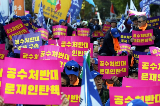 자유연대, 조국구속문재인퇴진국민행동 등 보수단체들이 26일 서울 여의도 국회 앞 의사당대로에서 열린 집회에서 공수처(고위 공직자 비리 수사처)설치를 반대하고 문재인 대통령 퇴진을 촉구하고 있다. /뉴시스