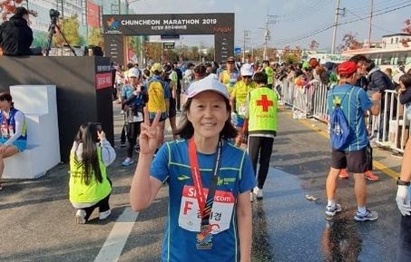 바른미래당 안철수 전 의원의 아내인 김미경 서울대 의대 교수가 27일 춘천마라톤대회 완주를 한 뒤 기념사진을 찍고 있다./안철수 측 제공