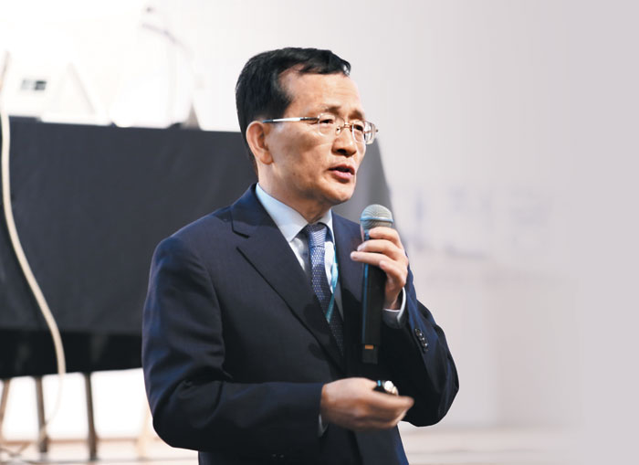 지난 5월 25일부터 이틀간 대전 컨벤션센터에서 열린 ‘대한통증학회 학술대회 및 연수교육’에서 문동언통증의학과의원의 문동언 원장이 ‘추간공성형술 키트(FORAMOON)’를 이용한 척추관협착증 치료 방법과 효과를 설명하고 있다./문동언통증의학과의원 제공