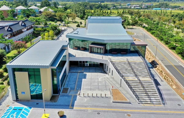 29일 전남 영암군 영암읍 회문리 월출산 기찬랜드 내에서 개관하는 ‘한국 트로트 가요센터’ 모습./ 영암군 제공’