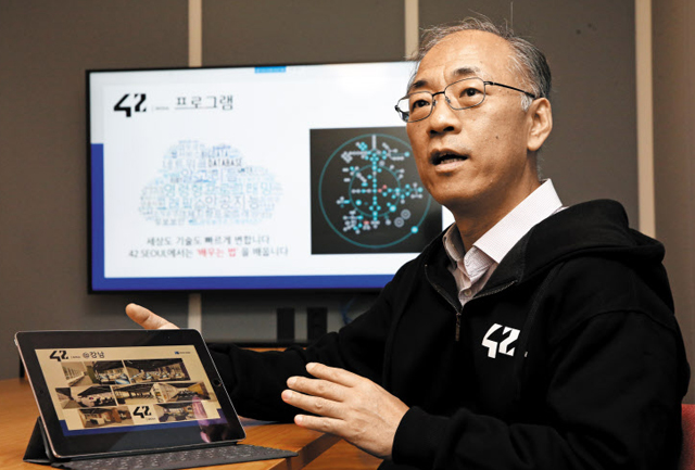 지난 24일 서울 강남구 위워크 선릉 3호점에서 만난 이민석 학장은 “코딩은 AI 시대의 또 다른 대화법이 될 것”이라며 “여기에 대비하기 위한 개발자 교육 프로그램 구축이 필수”라고 말했다.