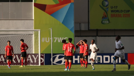 31일(한국시각) 브라질 에스타지우 다 세히냐 고이아니아 경기장에서 열린 ‘2019 FIFA U-17’ 월드컵 대한민국 대 프랑스 조별예선 2차전. 프랑스 티머시 펨벨레에게 두 번째 실점을 한 대한민국 선수들이 아쉬운 표정을 짓고 있다. /연합뉴스