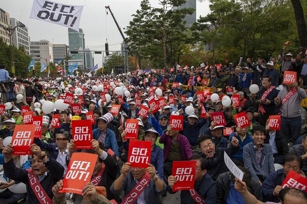 택시 기사들이 지난 23일 타다의 운행 금지를 촉구하며 서울 여의도 국회앞에서 집회를 열고 있다./조인원 기자