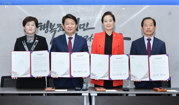 강은희 대구시교육감(왼쪽부터), 권영진 대구시장, 배지숙 대구시의회 의장, 류한국 서구청장(대구시 구청장·군수협의회 의장)이 고교 무상급식 실시를 위한 협약을 체결한뒤 이를 공동 발표했다. /대구시 제공