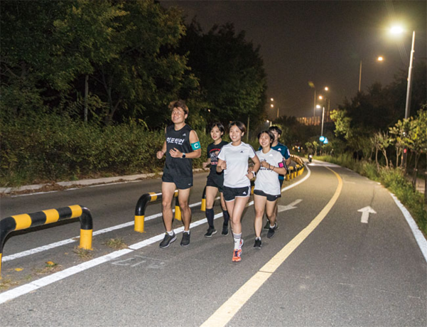 10월 22일 서울 마포구에 있는 망원 한강공원. 대학 연합 러닝 크루 ‘히포틱런’ 회원들이 달리고 있다. /김흥구 객원기자