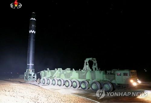 북한 조선중앙TV가 지난 2017년 11월 30일 방영한 대륙간탄도미사일(ICBM)급 '화성-15'형의 전날 발사 영상에서 미사일이 수직으로 들어 올려진 뒤 이동식 발사차량(TEL)이 떠나고 있다./연합뉴스 자료사진