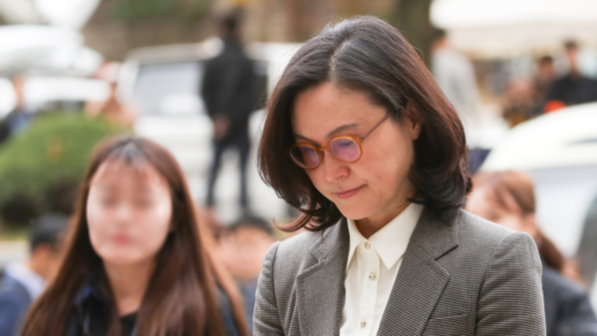 조국 전 법무장관 아내 정경심씨가 지난달 23일 서울중앙지법에 영장실질심사를 받기 위해 출석하고 있다. /뉴시스