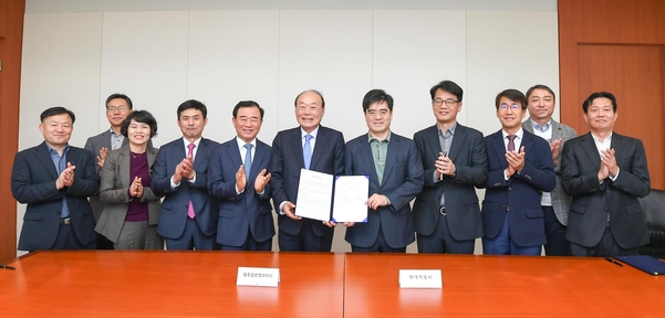 박광태 광주글로벌모터스대표이사(왼쪽에서 여섯번째)와 현대차 임원이 참석한 가운데 두 회사가 차량생산과 판매 등을 위한 업무지원계약을 4일 체결했다./광주광역시 제공