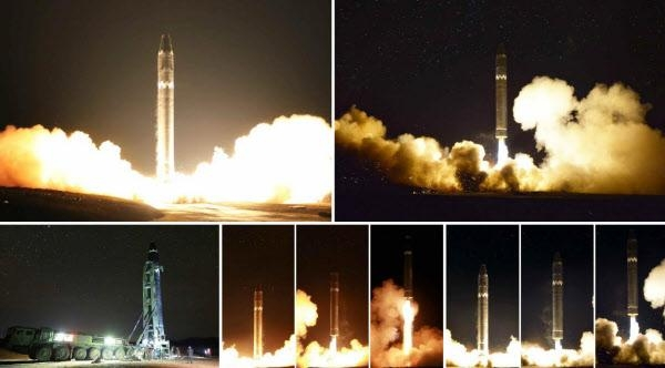 북한이 지난 2017년 11월 29일자 노동당 기관지 노동신문을 통해 공개한 신형 대륙간탄도미사일(ICBM) '화성-15형' 시험발사 모습. 아랫줄 왼쪽 사진에 ICBM을 장전한 이동식발사차량(TEL)이 뚜렷하게 보인다. /연합뉴스