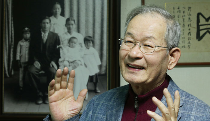 한영우 교수의 연구실 '호산재'에는 1938년 한 교수의 가족이 고향 서산에서 서울로 올라온 직후에 촬영한 사진이 걸려 있다.