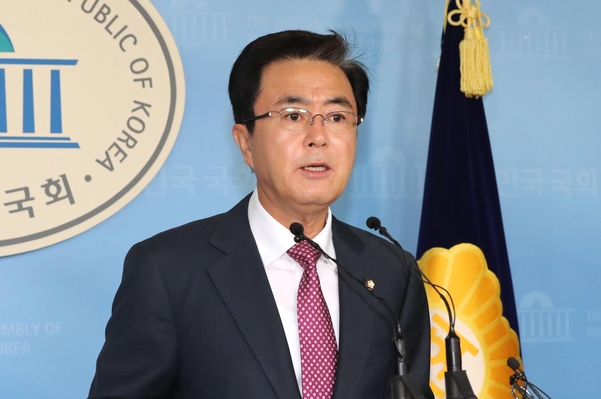 자유한국당 김태흠 의원이 5일 국회 정론관에서 기자회견을 하고 있다./연합뉴스
