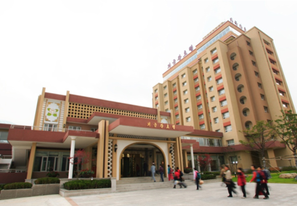 금강산 관광 지구의 외금강 호텔, 건물은 북한이 소유하고 있지만 운영은 현대가 맡고 있다./통일부 제공