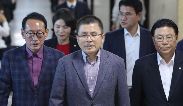 자유한굳강 황교안(가운데) 대표가 4일 국회에서 열린 총선기획단 임명장 수여식에 참석하고 있다./연합뉴스