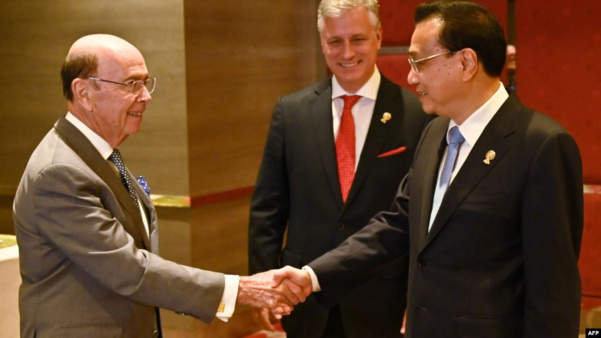 윌버 로스(왼쪽) 미 상무장관과 리커창(오른쪽) 중국 총리가 4일 아세안 정상회의가 열리고 있는 태국 방콕에서 만나 악수하고 있다./VOA 캡처