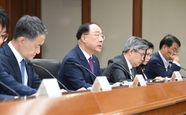 홍남기 부총리가 6일 경제활력대책회의에서 모두발언을 하고 있다. /기재부