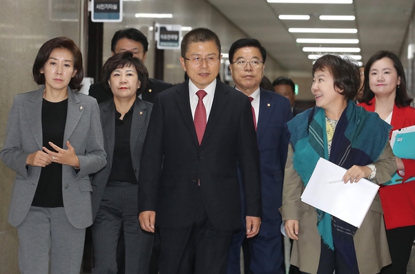 자유한국당 황교안(첫줄 가운데) 대표와 정미경(오른쪽) 최고위원이 6일 당대표 및 최고위원·중진의원 연석회의에 참석하면서 대화하고 있다./뉴시스