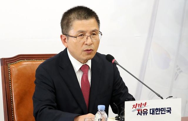 자유한국당 황교안 대표가 6일 오후 국회에서 기자 간담회를 열고 발언하고 있다. /연합뉴스