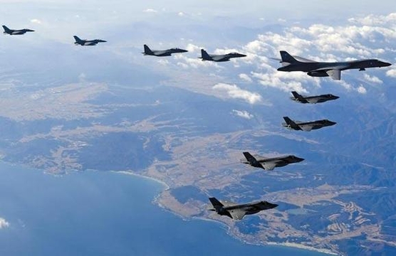 작년 12월 한·미 연합공중훈련 '비질런트 에이스' 기간에 미국의 장거리 전략폭격기 B-1B 랜서(오른쪽 맨 위)가 한반도 상공에서 한·미 전투기들과 편대 비행을 하고 있다. /공군 제공