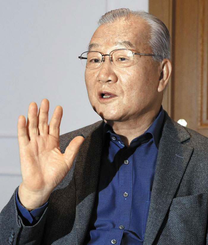 김인호 전 경제수석은 경제가 정치에 휘둘리는 게 한국적 현실이라며 '1997년도, 지금도 '나쁜 정치'가 문제'라고 했다.