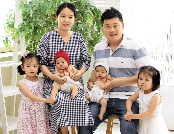 지난 9월 김종수씨 가족이 쌍둥이가 태어난 지 50일 되는 때에 맞춰서 찍은 기념사진.