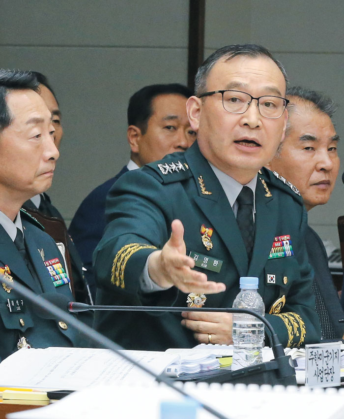 김영환 국방정보본부장이 지난달 국방부에서 열린 국회 국방위 국감에서 의원들 질문에 답변하는 모습.